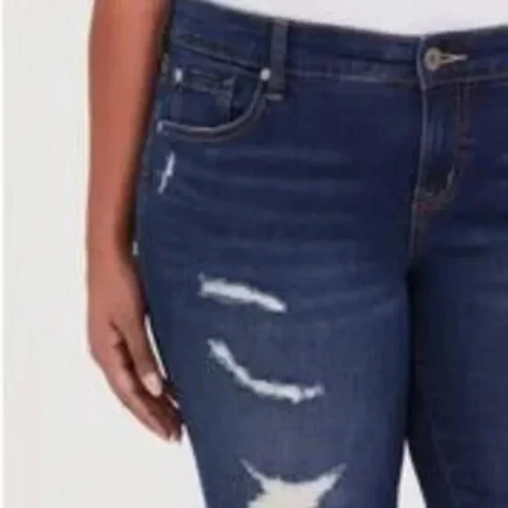 TORRID Bermuda denim boyfriend distressed low rise jean shorts size 22 - Picture 3 of 10